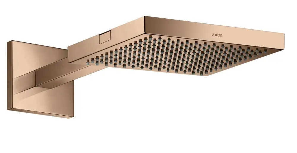 Kopfbrause von AXOR in poliertem Rotgold, rechteckige Form mit quadratischen Düsen, an einem Wandarm montiert, für die Wandinstallation in einem Badezimmer.